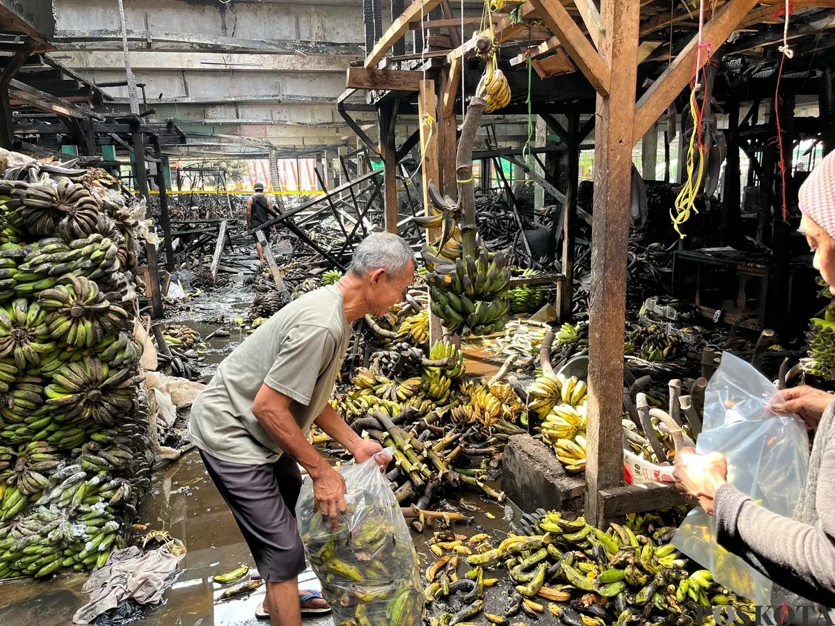 Situasi kios buah terdampak kebakaran di Pasar Induk Kramat Jati, Jakarta Timur, Senin, 15 Desember 2025. (Sumber: Poskota | Foto: M. Tegar Jihad)