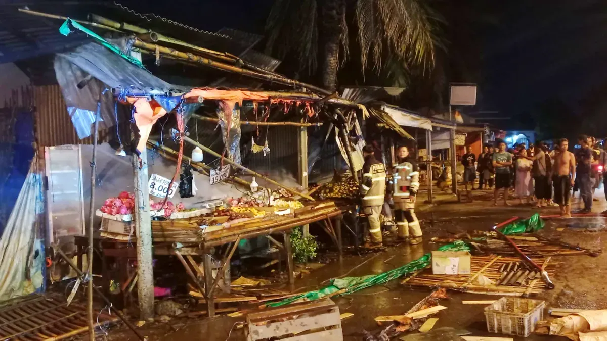 Lapak buah di wilayah Sukamantri, Kecamatan Pasar Kemis terbakar. (Sumber: BPBD Kabupaten Tangerang)