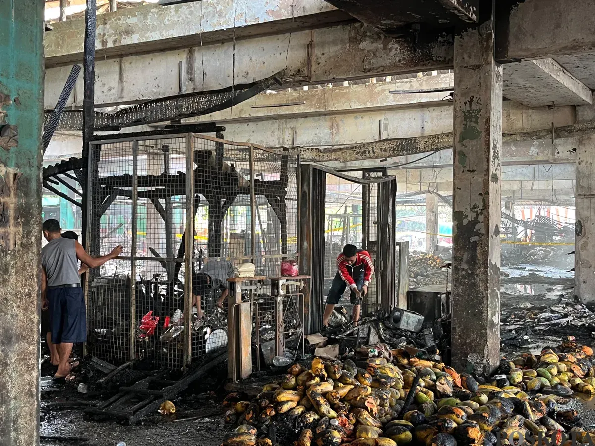 Situasi kios buah terdampak kebakaran di Pasar Induk Kramat Jati, Jakarta Timur, Senin, 15 Desember 2025. (Sumber: Poskota | Foto: M. Tegar Jihad)