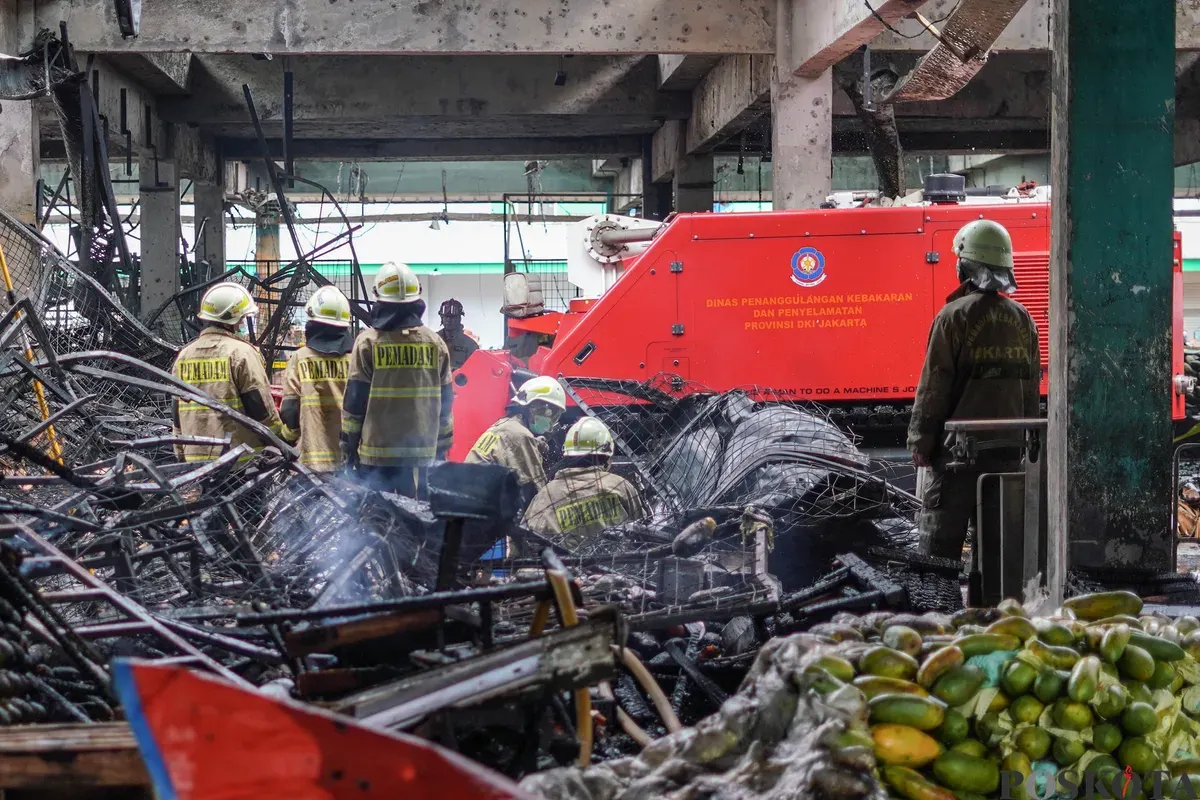 Petugas Dinas Penanggulangan Kebakaran dan Penyelamatan (Dinas Gulkarmat) melakukan proses pemadaman kebakaran di Pasar Induk Kramat Jati, Jakarta Timur, Senin, 15 Desember 2025. (Sumber: Poskota/Bilal Nugraha Ginanjar)