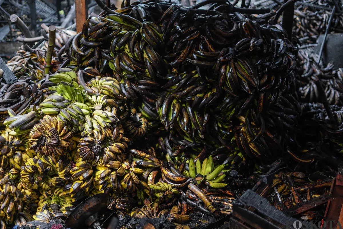 Petugas Dinas Penanggulangan Kebakaran dan Penyelamatan (Dinas Gulkarmat) melakukan proses pemadaman kebakaran di Pasar Induk Kramat Jati, Jakarta Timur, Senin, 15 Desember 2025. (Sumber: Poskota/Bilal Nugraha Ginanjar)