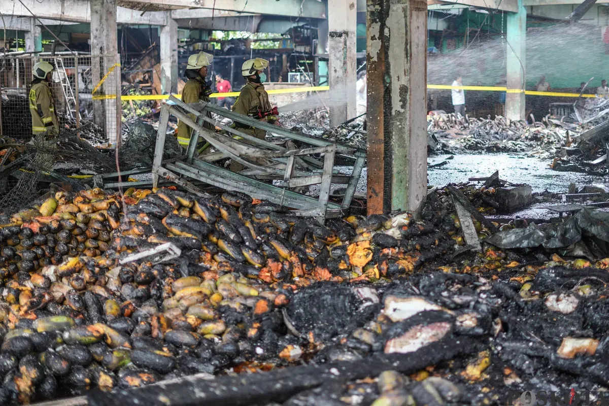 Petugas Dinas Penanggulangan Kebakaran dan Penyelamatan (Dinas Gulkarmat) melakukan proses pemadaman kebakaran di Pasar Induk Kramat Jati, Jakarta Timur, Senin, 15 Desember 2025. (Sumber: Poskota/Bilal Nugraha Ginanjar)