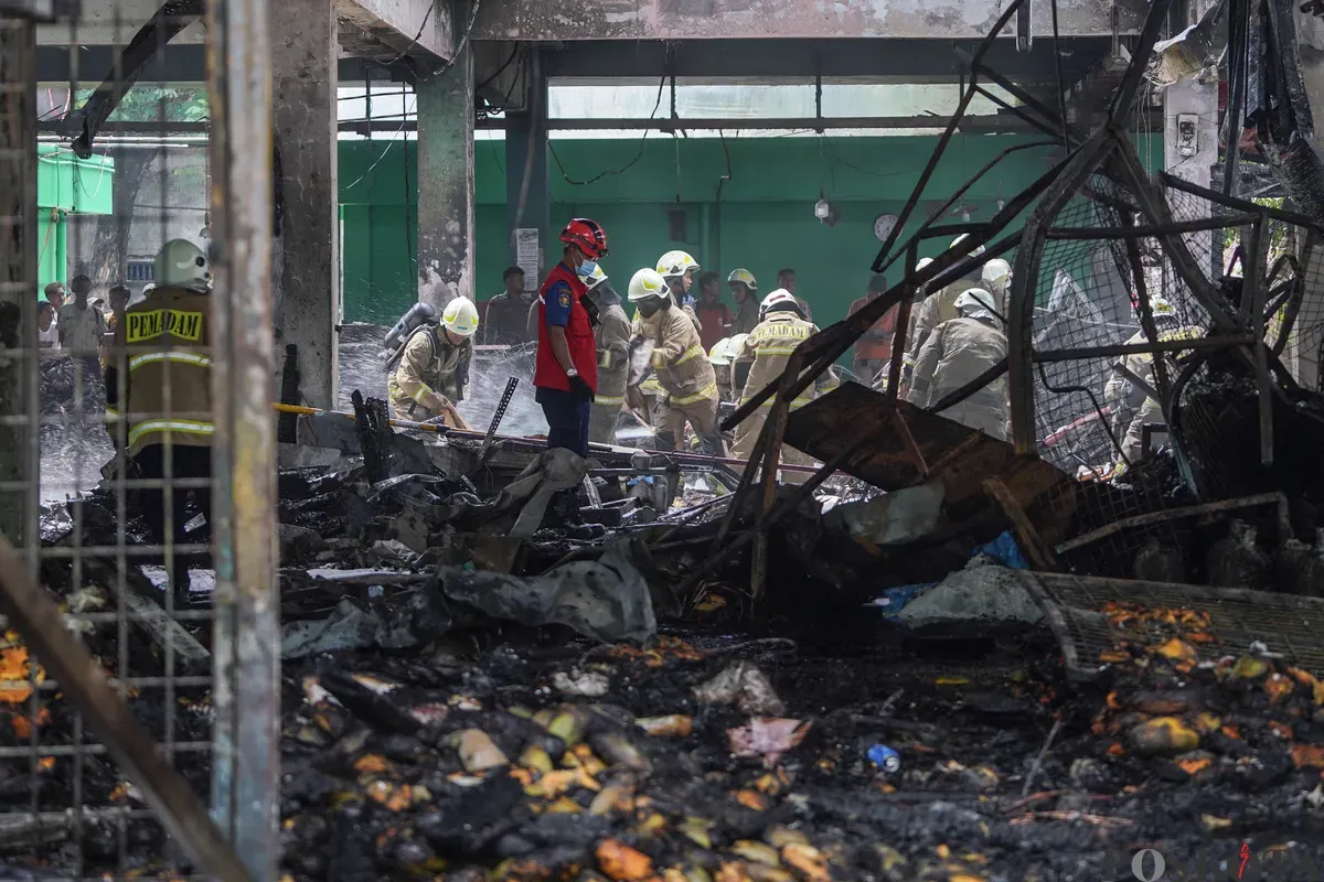 Petugas Dinas Penanggulangan Kebakaran dan Penyelamatan (Dinas Gulkarmat) melakukan proses pemadaman kebakaran di Pasar Induk Kramat Jati, Jakarta Timur, Senin, 15 Desember 2025. (Sumber: Poskota/Bilal Nugraha Ginanjar)