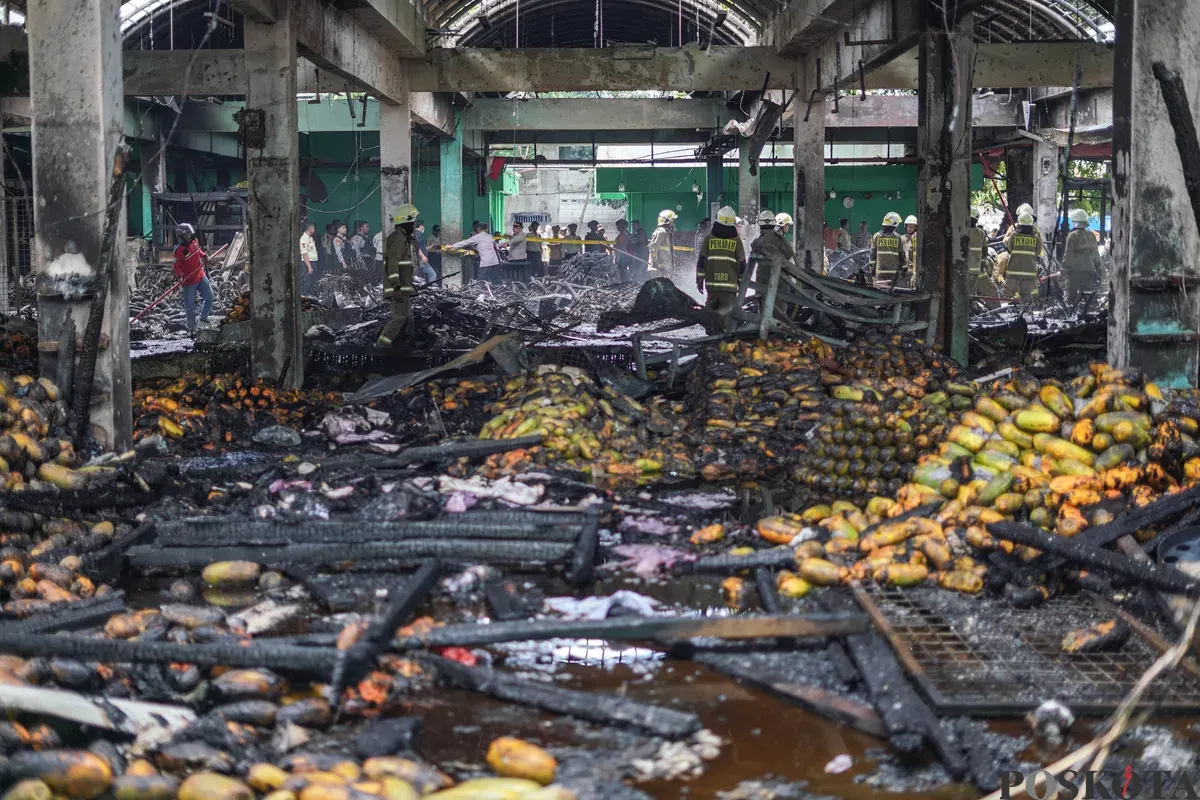 Petugas Dinas Penanggulangan Kebakaran dan Penyelamatan (Dinas Gulkarmat) melakukan proses pemadaman kebakaran di Pasar Induk Kramat Jati, Jakarta Timur, Senin, 15 Desember 2025. (Sumber: Poskota/Bilal Nugraha Ginanjar)