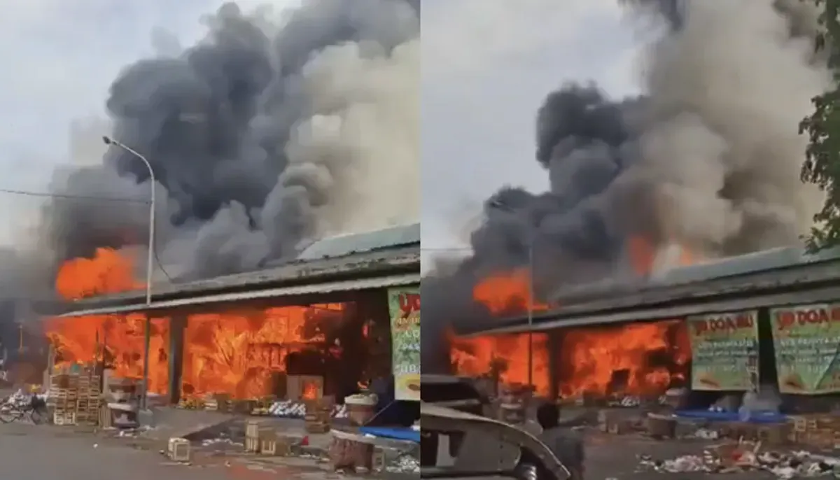 Kebakaran Pasar Induk Kramat Jati, Jakarta Timur, Senin pagi. Dugaan sementara pemicu arus pendek listrik. 19 unit mobil damkar dikerahkan. Simak kronologi selengkapnya. (Sumber: X/@MurtadhaOne1)