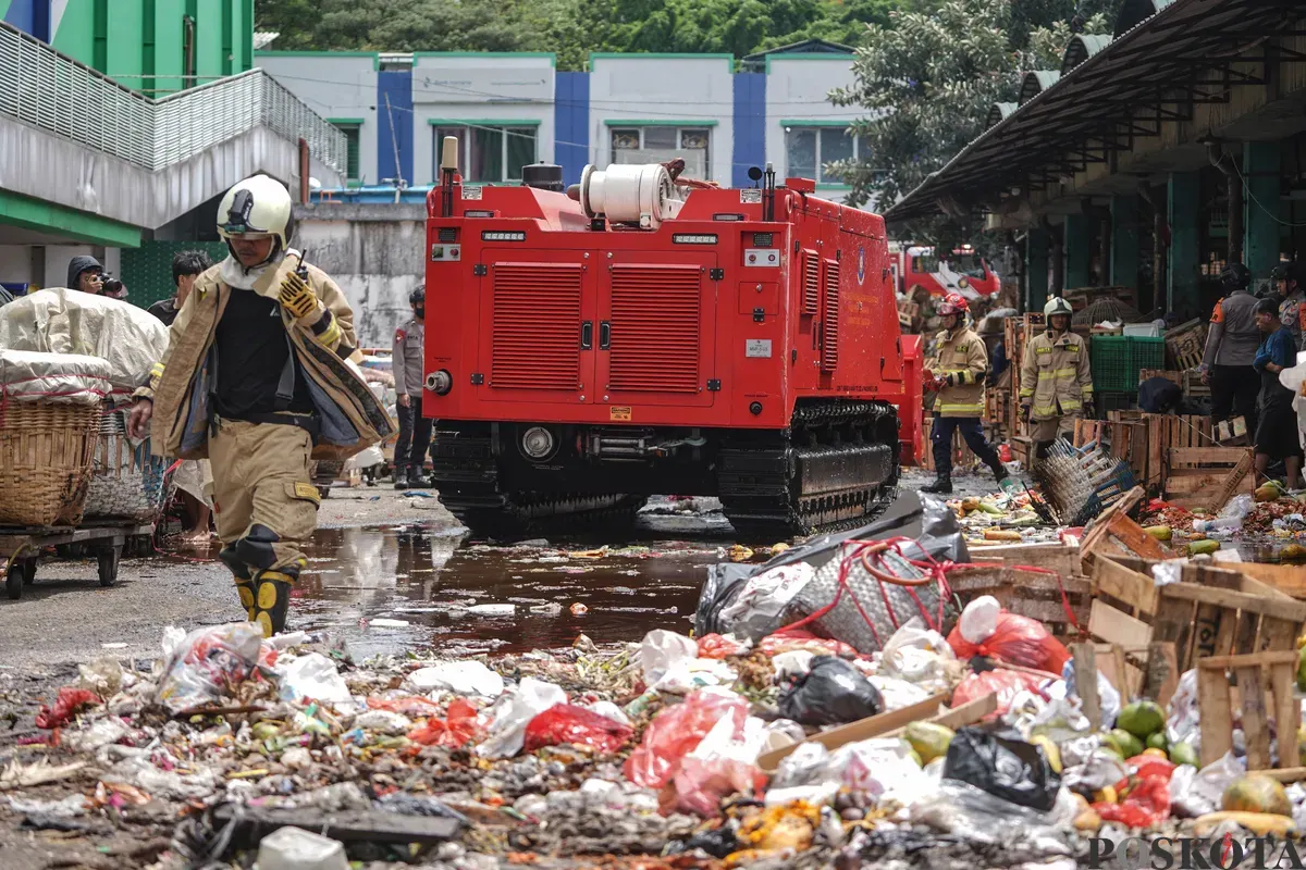 Sejumlah pedagang mengevakuasi buah yang tersisa usai kebakaran di Pasar Induk Kramat Jati, Jakarta Timur, Senin, 15 Desember 2025. (Sumber: Poskota/Bilal Nugraha Ginanjar)