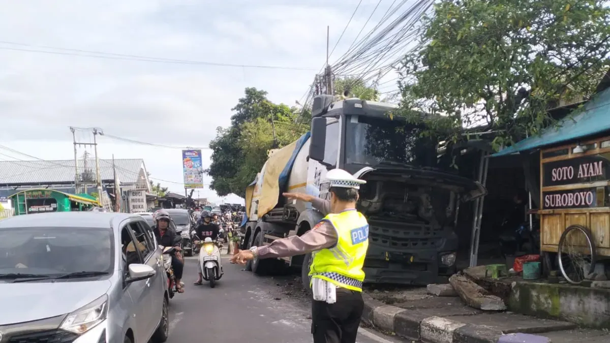Kanit Lantas Polsek Bojongsari Iptu Suwardi melakukan penjagaan pengaturan lalu lintas di lokasi truk terguling di Jalan Raya Bojongsari - Parung. (Sumber: Lantas Polsek Bojongsari)
