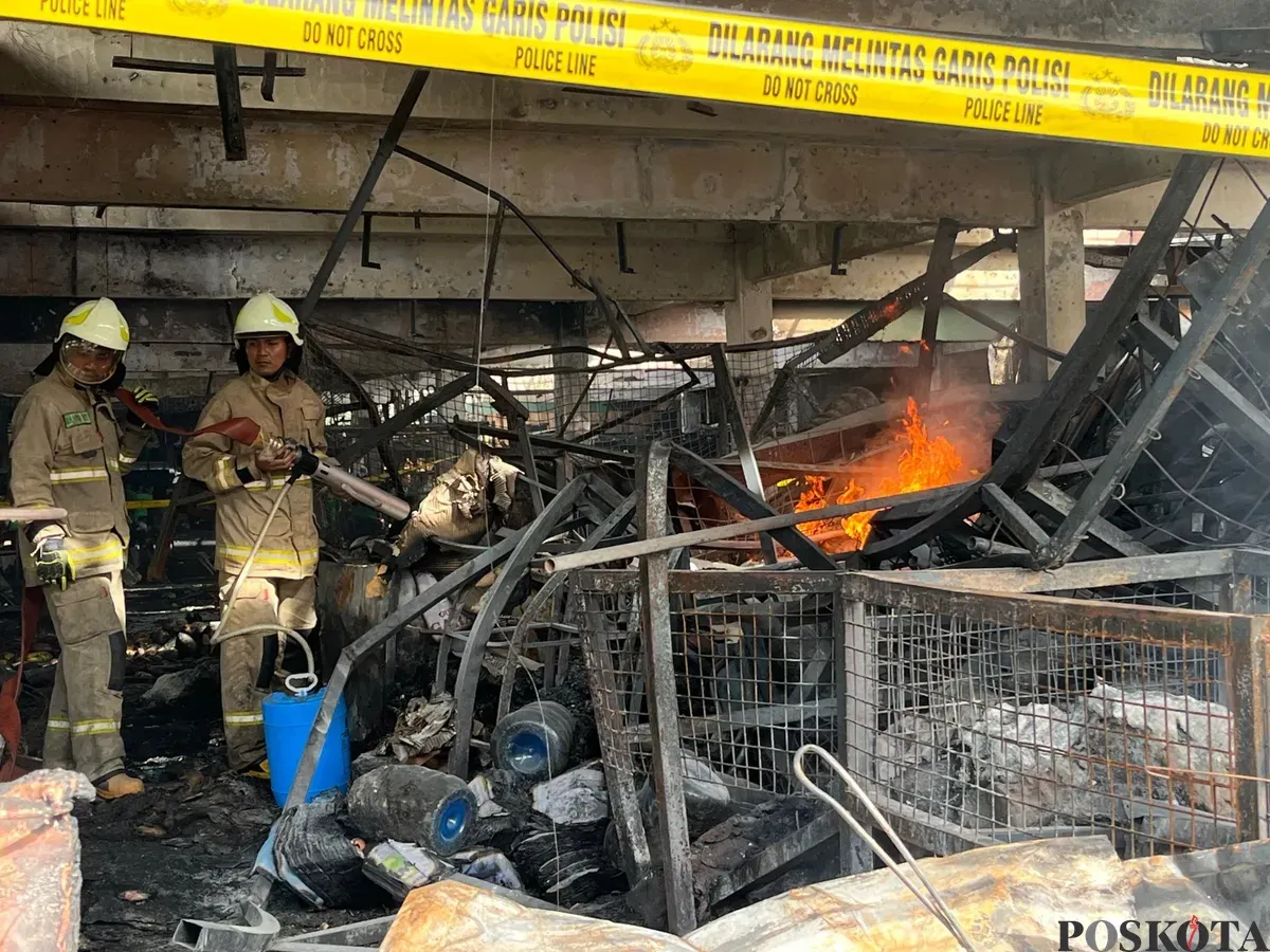 Situasi kios buah terdampak kebakaran di Pasar Induk Kramat Jati, Jakarta Timur, Senin, 15 Desember 2025. (Sumber: Poskota/M. Tegar Jihad)