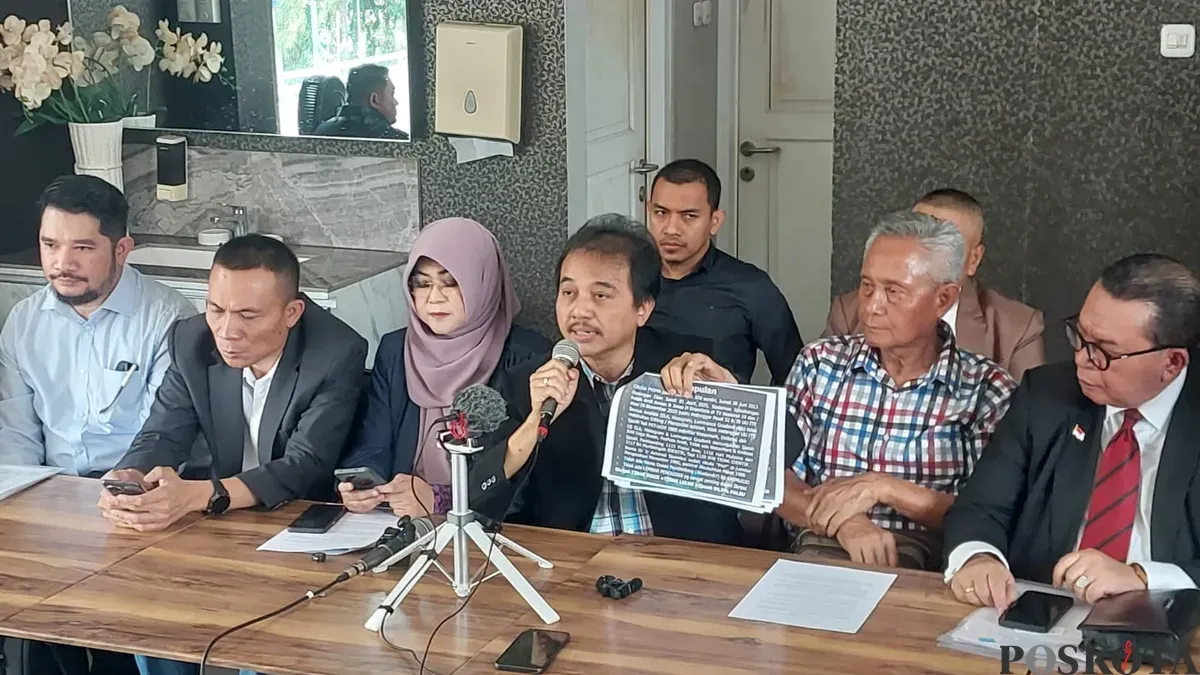 Roy Suryo dan rekan-rekannya saat ditemui di Polda Metro Jaya sebelum mengikuti gelar perkara khusus kasus dugaan penyebaran tudingan ijazah palsu Jokowi, Senin, 15 Desember 2025. (Sumber: POSKOTA | Foto: Ali Mansur)