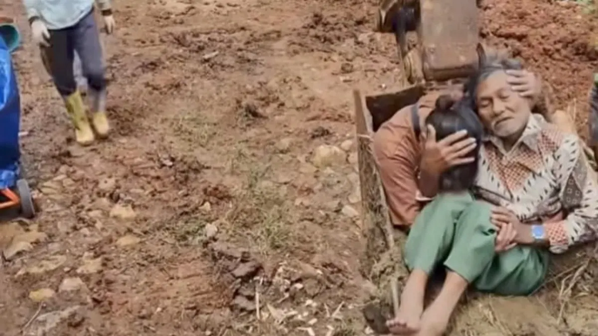 Seorang pria lanjut usia dipeluk anak perempuannya. (Sumber: Istimewa)