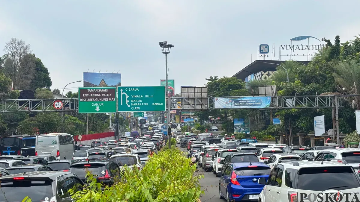 Ilustrasi kemacetan jalur wisata Puncak Bogor saat libur Nataru 2025. (Sumber: Poskota/Giffar Rivana)
