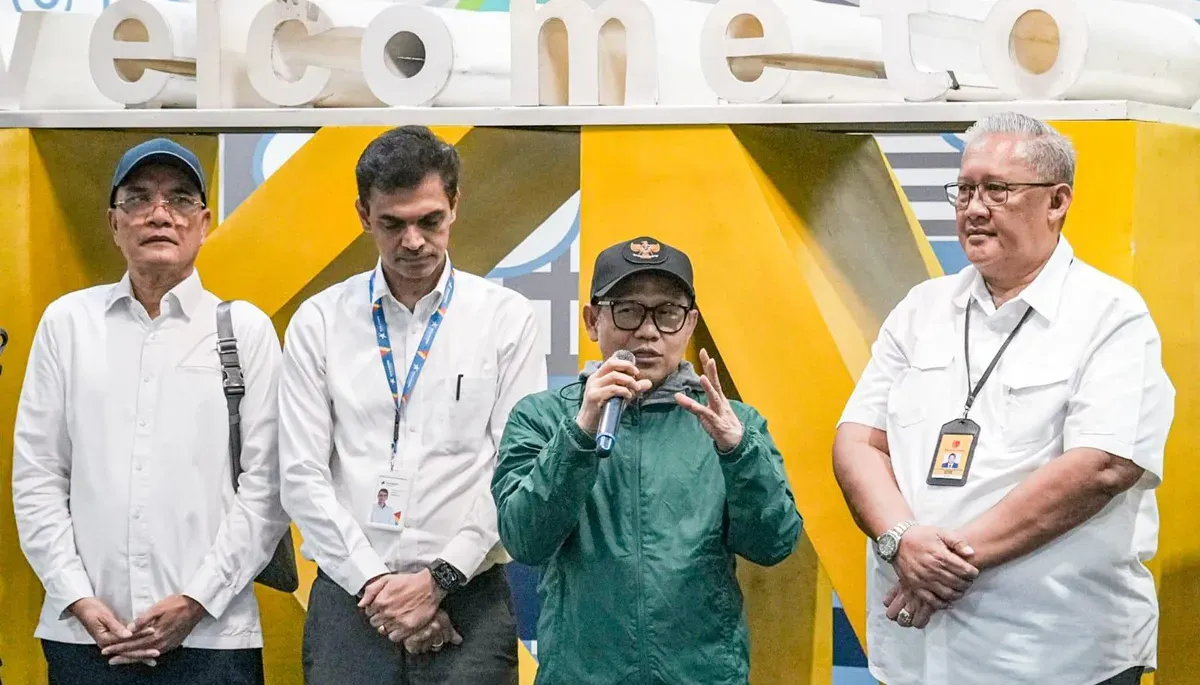 Menko PM Muhaimin Iskandar (kedua kanan) meresmikan rute penerbangan Kualanamu - Rembele maskapai Wings Air, guna mempercepat bantuan ke wilayah terdampak bencana di Sumatra, Senin, 15 Desember 2025. (Sumber: Istimewa)