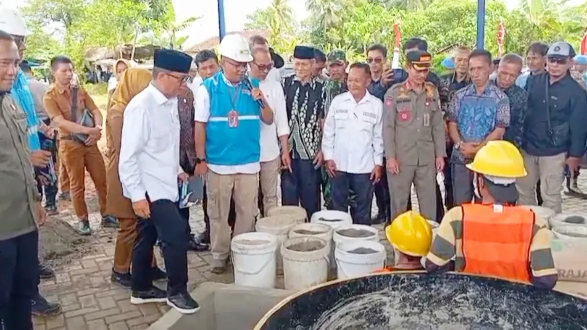 Mendes PDT dan BNPT saat meresmikan workshop pembuatan paving block di Desa Muruy, Kecamatan Menes, Pandeglang. (Sumber: Poskota/Samsul Fatoni)