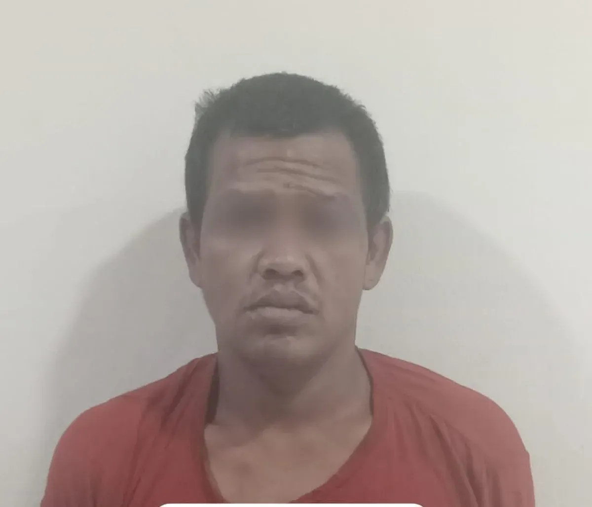 Tampang pria pencuri TV milik warga dalam peristiwa kebakaran di Jalan Dr Makaliwe, Grogol Petamburan, Jakarta Barat, yang ditangkap warga. (Sumber: Istimewa)