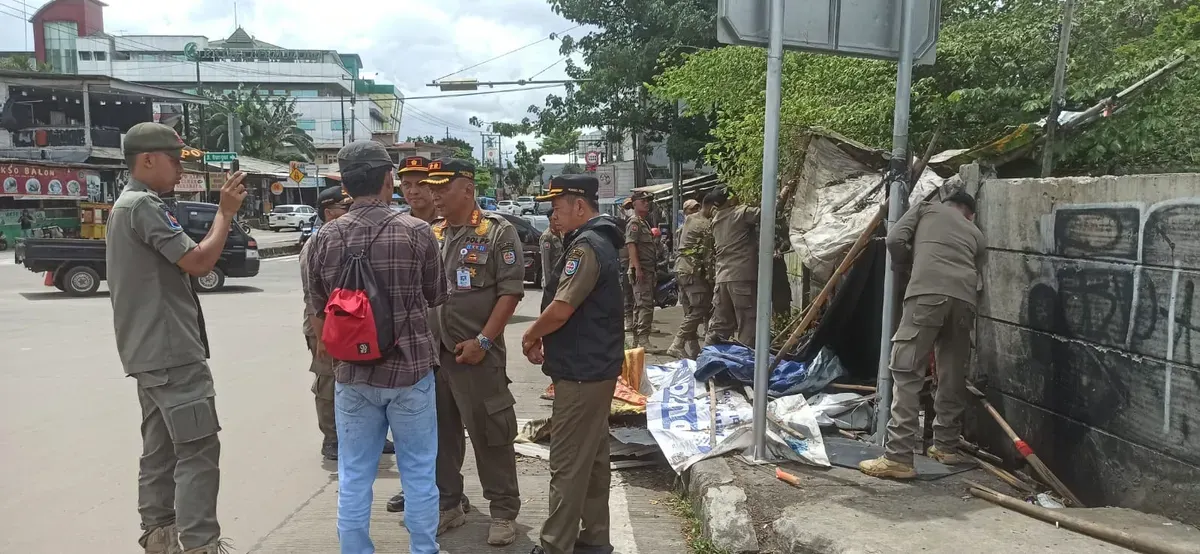 Petugas Pol PP Kota Depok membongkar puluhan bangunan liar. (Sumber: Dok. Satpol PP Kota Depok)