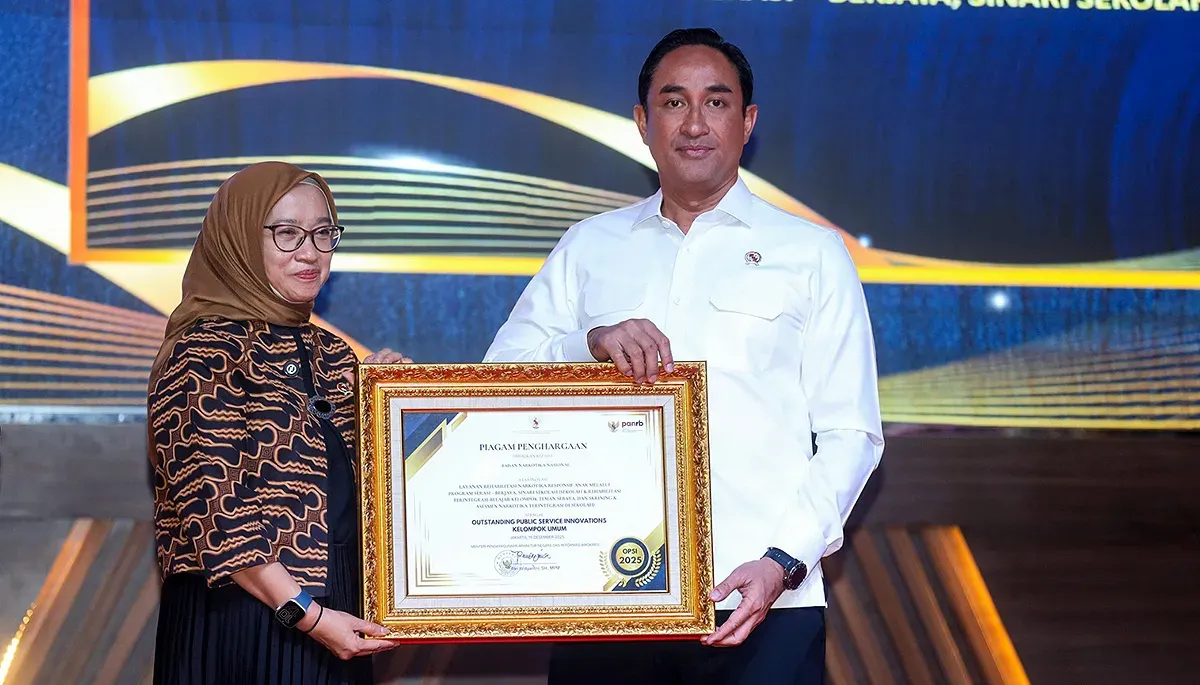 Menpan RB, Rini Widyantini (kiri) menyerahkan penghargaan OPSI kepada BNN yang diterima Kepala BNN RI, Suyudi Ario Seto (kanan) di Jakarta, Senin, 15 Desember 2025. (Sumber: Istimewa)