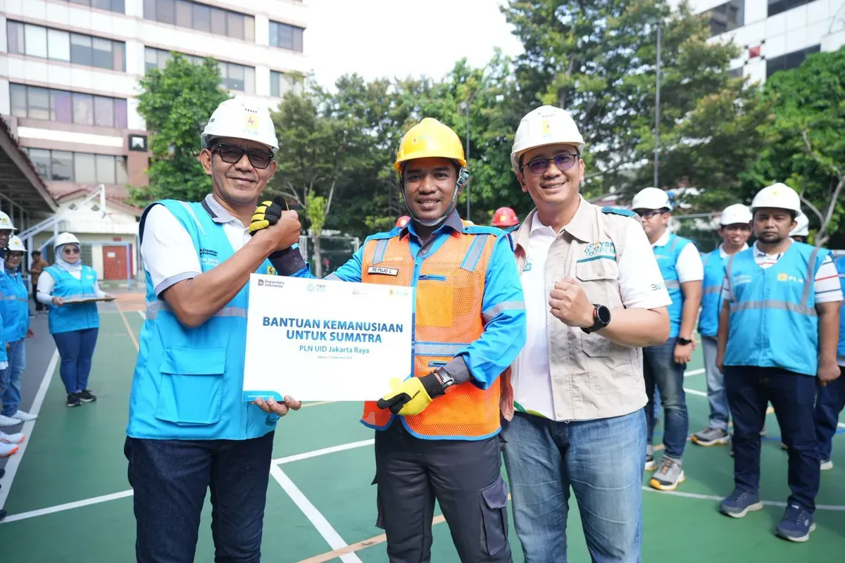 General Manager PLN UID Jakarta Raya, Moch. Andy Adchaminoerdin bersama Ketua YBM PLN UID Jakarta Raya, Frans Handoko secara simbolis menyerahkan bantuan kemanusiaan untuk masyarakat terdampak bencana. (Sumber: Dok. PLN UID Jakarta Raya)