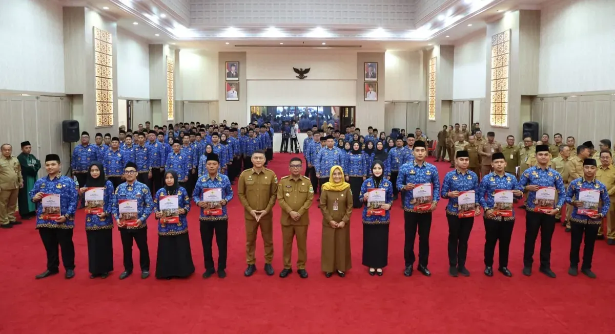 Gubernur Andra Soni usai menyerahkan 4.631 SK PPPK Paruh Waktu Pemprov Banten. (Sumber: Istimewa)