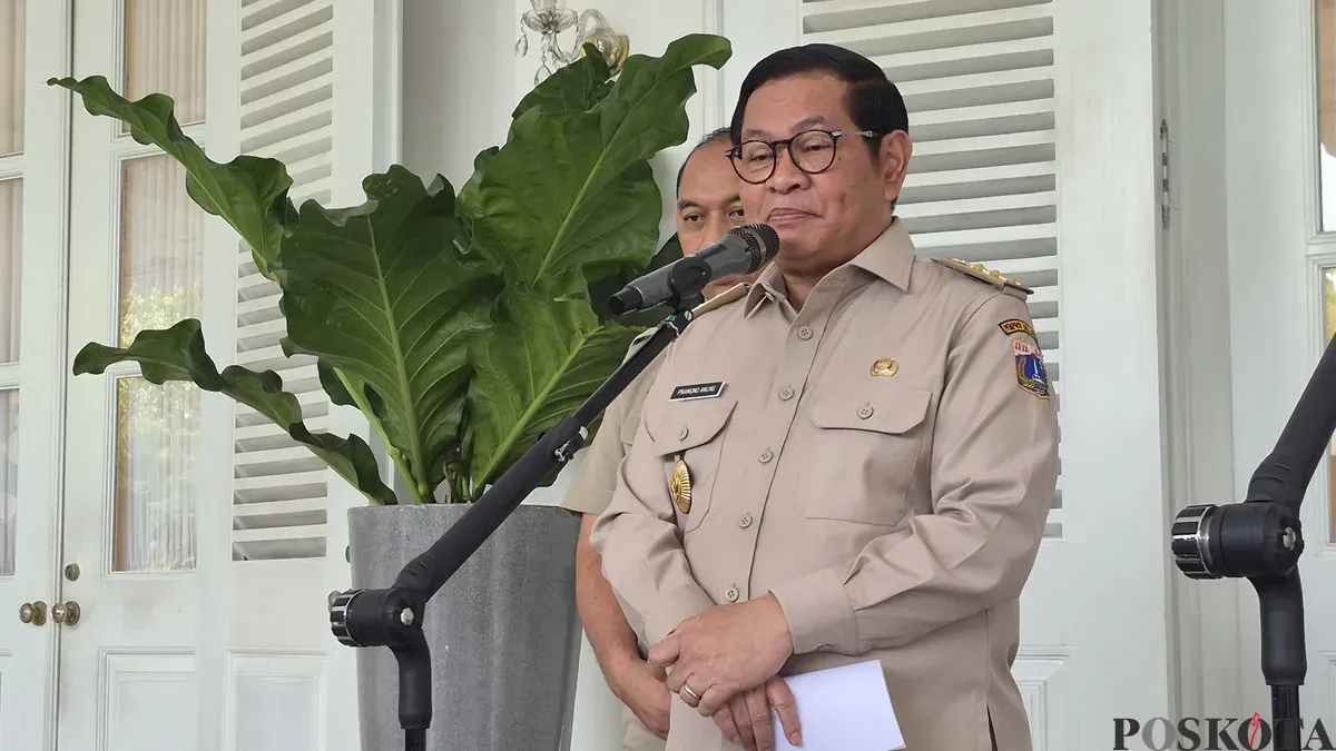 Gubernur Jakarta Pramono Anung saat menyampaikan pernyataan kepada awak media di Balai Kota DKI Jakarta, Senin, 15 Desember 2025. (Sumber: Poskota/M. Tegar Jihad)