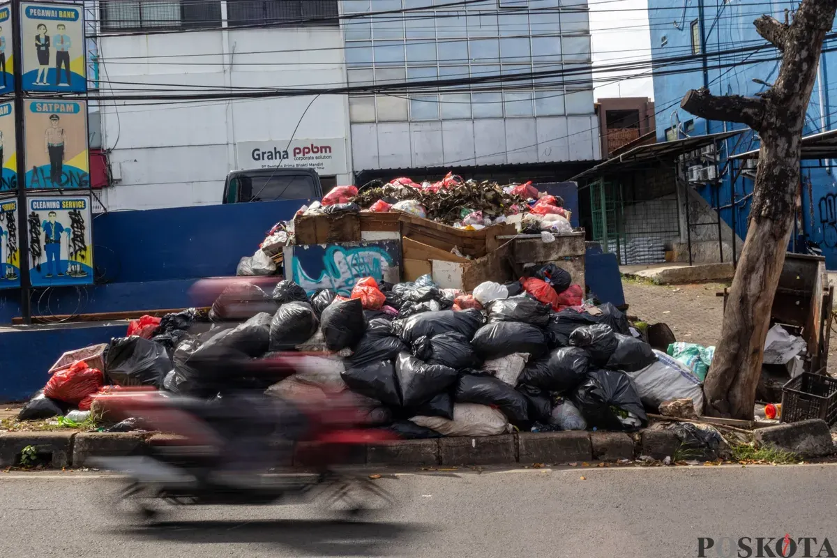 Tumpukan sampah rumah tangga terlihat menggunung di kawasan permukiman Ciputat, Tangerang Selatan, menyusul terhambatnya pengangkutan sampah pascapenutupan TPA Cipeucang. (Sumber: Poskota | Foto: Dhiya Ahmad Fauzan)