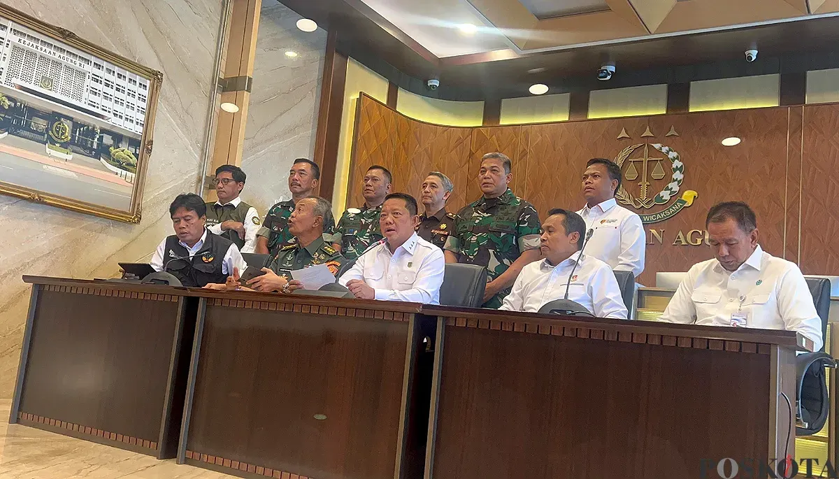 Satgas PKH menyampaikan keterangan pers terkait perkembangan penanganan hukum penyebab bencana alam di wilayah Sumatra di Kejagung, Jakarta Selatan, Senin, 15 Desember 2025. (Sumber: POSKOTA | Foto: Ali Mansur)