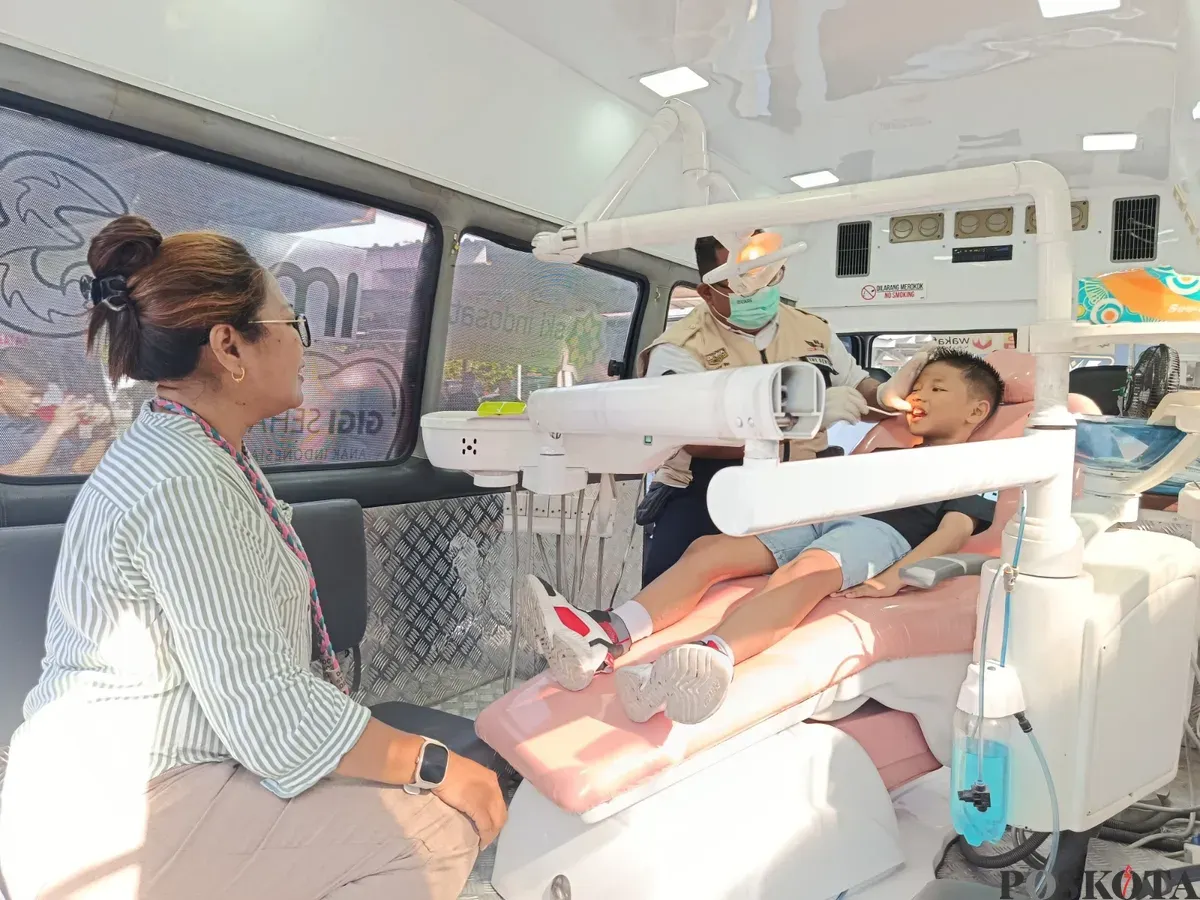 Polres Metro Bekasi Kota menggelar Bakti Sosial dan Bakti Kesehatan di kecamatan Bekasi Utara dalam rangka menyambut Natal dan Tahun Baru. (Sumber: Poskota | Foto: Nurpini Aulia Rapika)