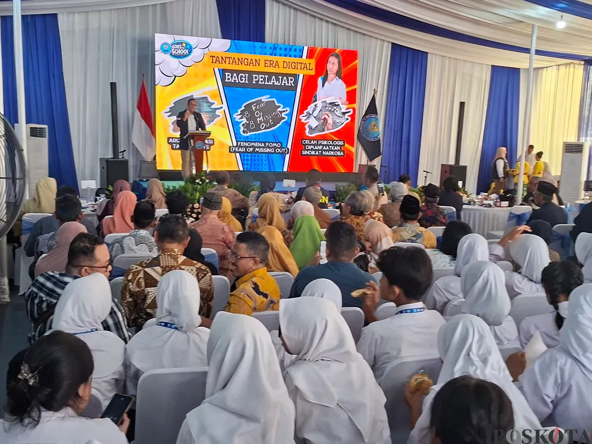 Kepala BNN RI Komjen Pol Suyudi Ario Seto melakukan gerakan Goes To School di SMPN 70 Jakarta Pusat, dalam memutus peredaran gelap narkoba di kalangan pelajar. (Sumber: Poskota/Angga Pahlevi)