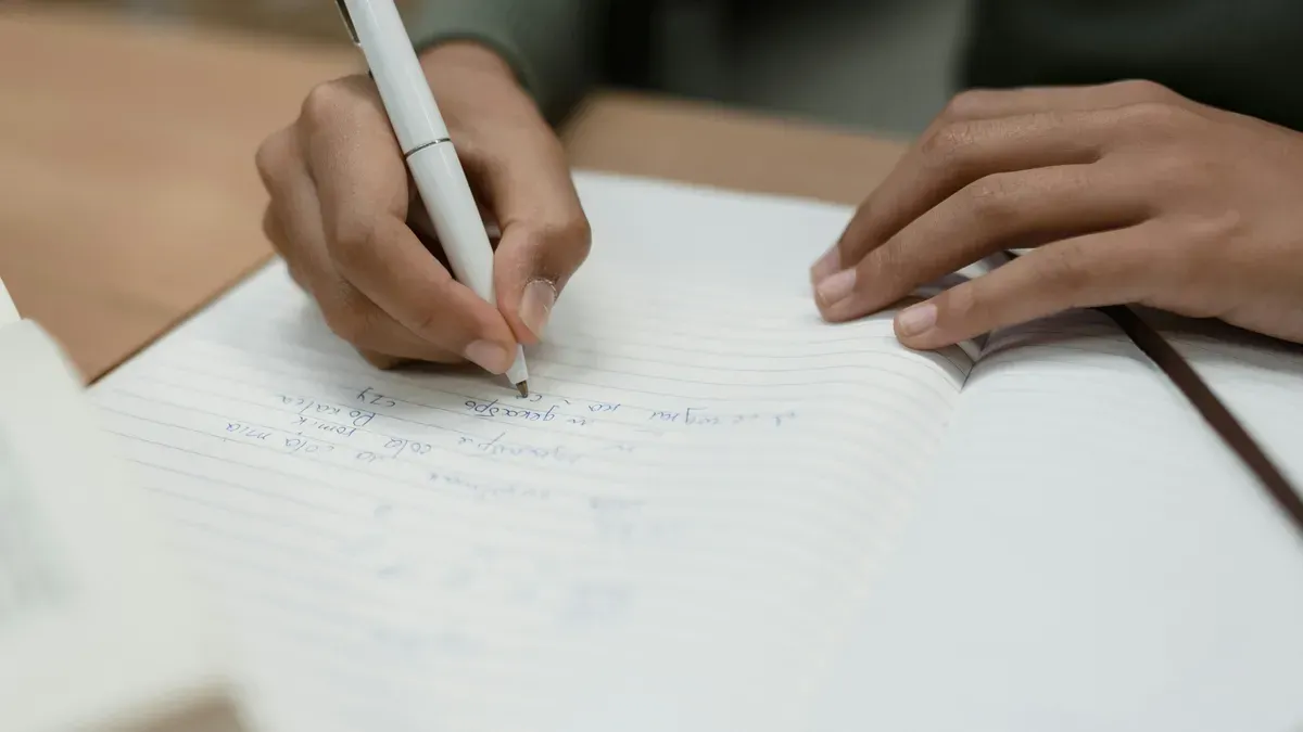 Ilustrasi - Contoh catatan wali kelas semester 1 untuk rapor SD, SMP, SMA, SMK, dan sederajat. (Sumber: Pexels/Tima)