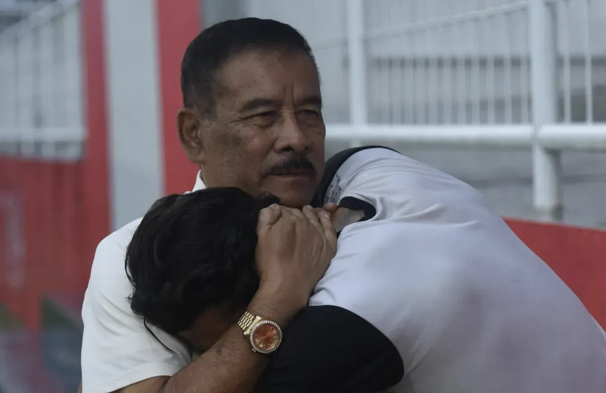 Ciro Alves terlihat emosional saat bertemu manajemen Persib Bandung, Umuh Muhtar, usai laga kontra Malut United yang berakhir pahit bagi Maung Bandung. (Sumber: Instagram/@cirooficial)