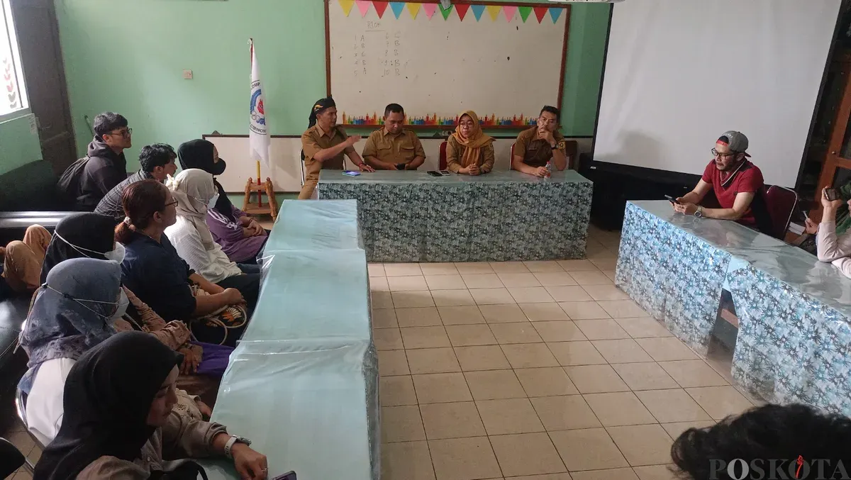 Pihak sekolah bersama orang tua murid yang anaknya jadi korban diskriminasi Sujana melakukan audiensi di ruang rapat SDN Pajeleran 01. (Sumber: Poskota | Foto: Giffar Rivana)