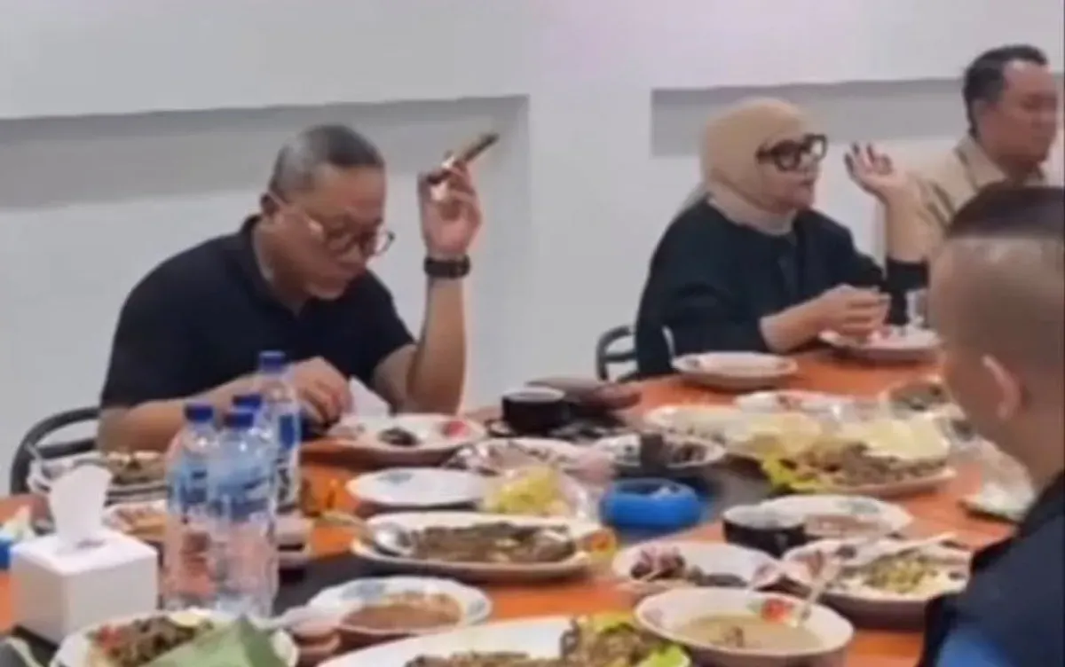 Momen Zulhas dengan santai makan sambil pegang cerutu (Sumber: X/@pengingat.id)