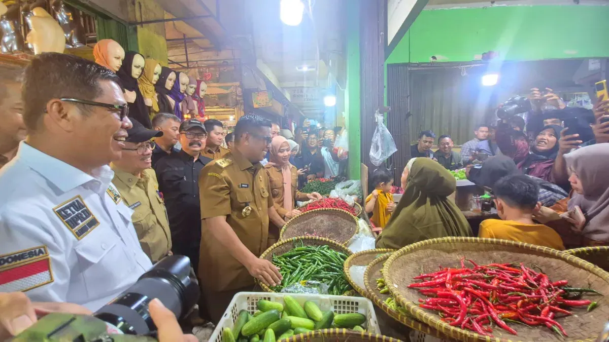 Gubernur Banten Andra Soni bersama Bupati Serang Ratu Rachmatuzakiyah saat sidak di Pasar Ciruas. (Sumber: Kominfo)
