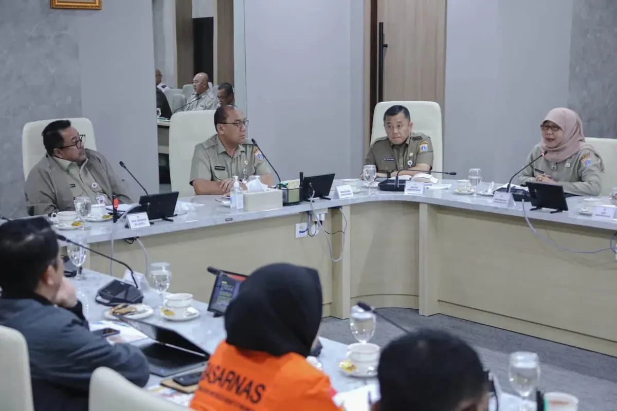 Rapat terbatas mitigasi cuaca ekstrem di Balai Kota DKI Jakarta, Selasa, 16 Desember 2025. (Sumber: Kominfo DKI Jakarta)