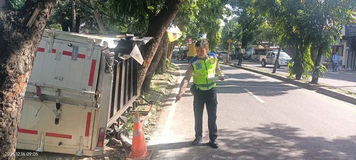 Petugas Unit Laka Lantas Polres Metro Depok melakukan cek TKP mobil box yang terlibat kecelakaan tunggal di Jalan KH.M. Yusuf Raya. (Sumber: Istimewa)
