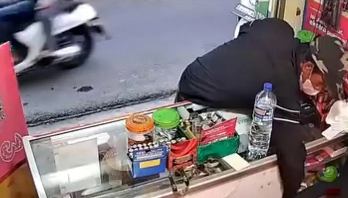 Tangkap layar aksi pencurian HP di konter kawasan Kalideres, Jakarta Barat, Senin, 15 Desember 2025.