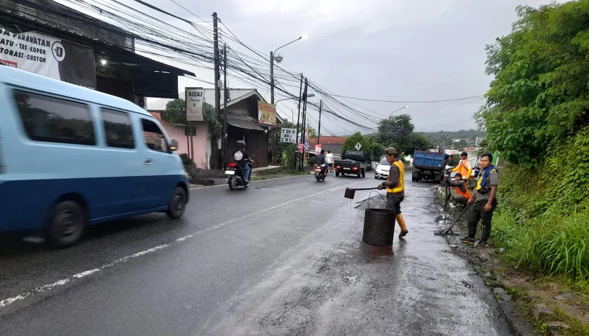 Petugas dari UPT PJJ Dinas PUPR Pandeglang melakukan perbaikan ruas jalan Provinsi Banten. (Sumber: Dok. UPT PJJ Pandeglang)