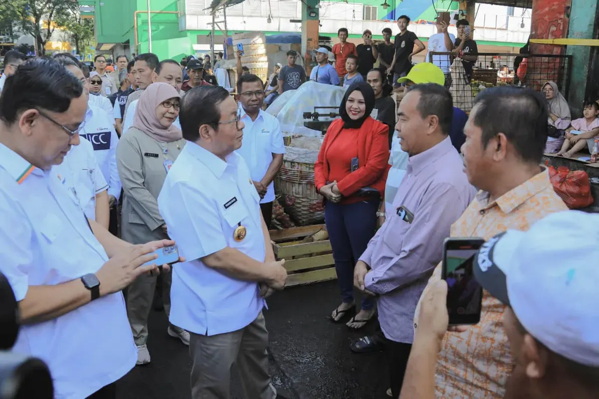 Gubernur DKI Jakarta Pramono Anumg saat meninjau Pasar Kramat Jati yang mengalami kebakaran, Selasa, 16 Desember 2025. (Sumber: Istimewa)