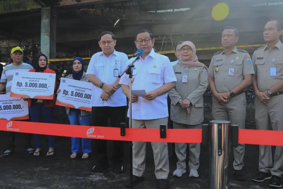 Gubernur DKI Jakarta Pramono Anumg saat meninjau Pasar Kramat Jati yang mengalami kebakaran, Selasa, 16 Desember 2025. (Sumber: Istimewa)