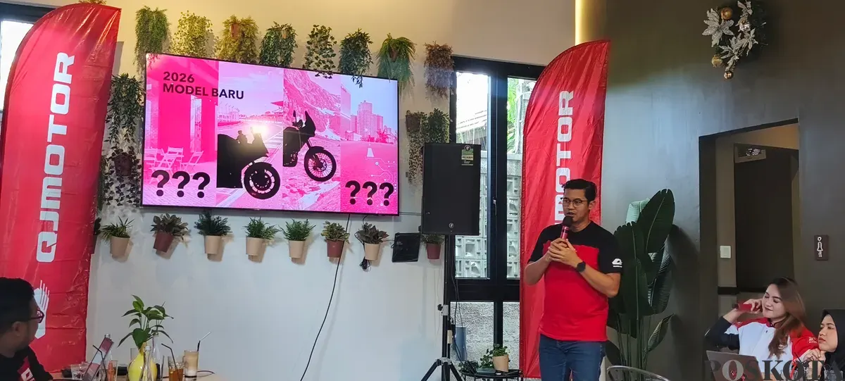 VP Branding & Marketing Communication PT QJMotor Industry Indonesia mempresentasikan model baru 2026. (Sumber: Poskota | Foto: Erwan Hartawan)