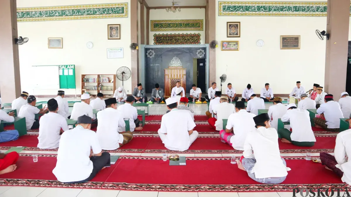 Warga binaan Rutan Kelas I Tangerang saat mengikuti ujian kenaikan jenjang Usto ke jenjang Ulya. (Sumber: Poskota/Veronica)