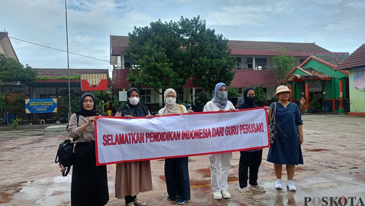 Orang tua murid bentangkan spanduk di SDN Pajeleran 01 buntut diskriminasi yang diterima anaknya oleh oknum guru. (Sumber: Poskota | Foto: Giffar Rivana)