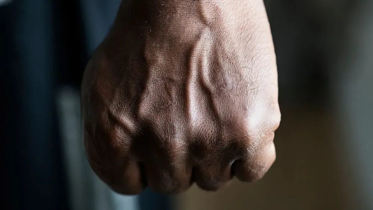 Ilustrasi tawuran pelajar di Kota Bekasi. (Sumber: Freepik/@rawpixel-com)