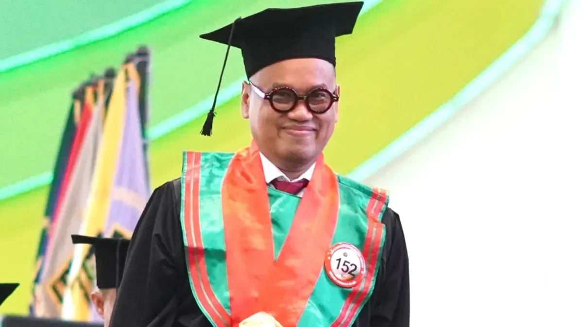 Anggota DPR RI dari Fraksi Partai Amanat Nasional (PAN), Surya Utama atau yang lebih dikenal sebagai Uya Kuya, resmi menuntaskan pendidikan pascasarjananya. (Sumber: Instagram/@king_uyakuya)