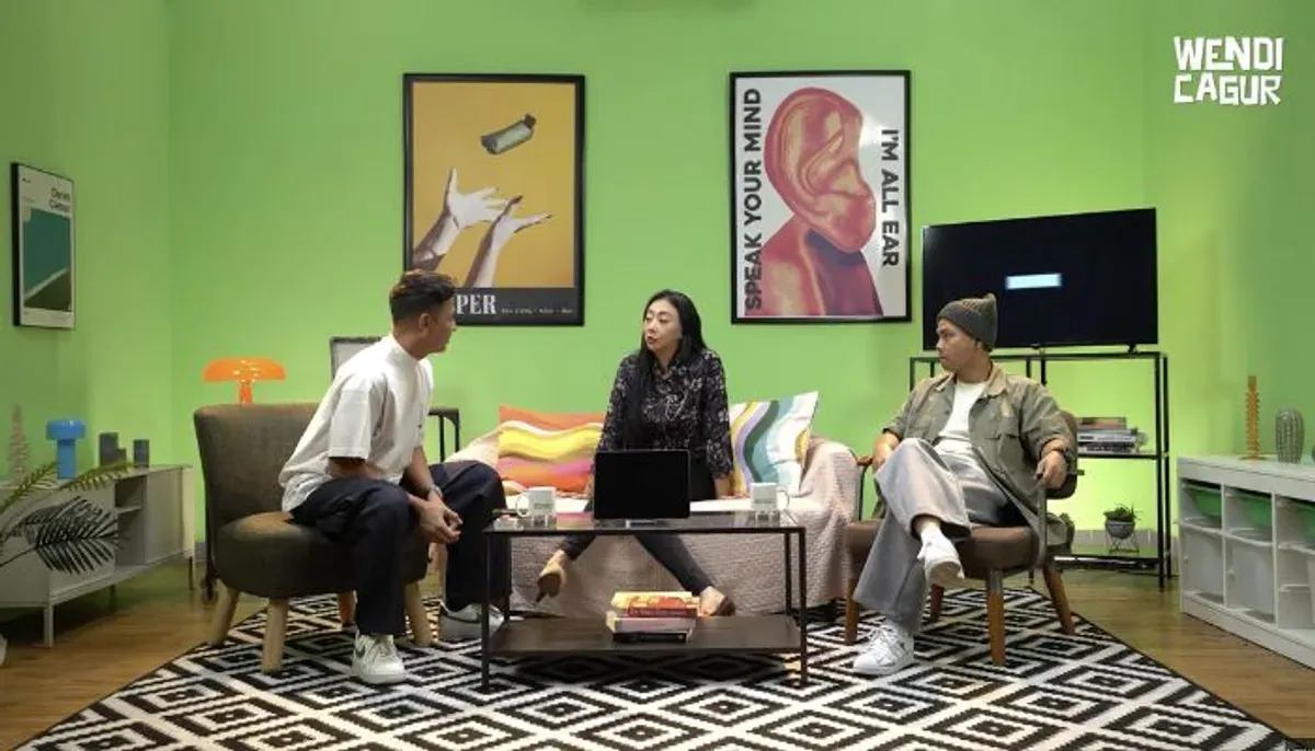 Asri Welas menangis saat berbincang di podcast bersama Wendi dan Andhika. Ia mengaku memendam banyak beban hidup sendirian. (Sumber: YouTube/WENDI CAGUR)