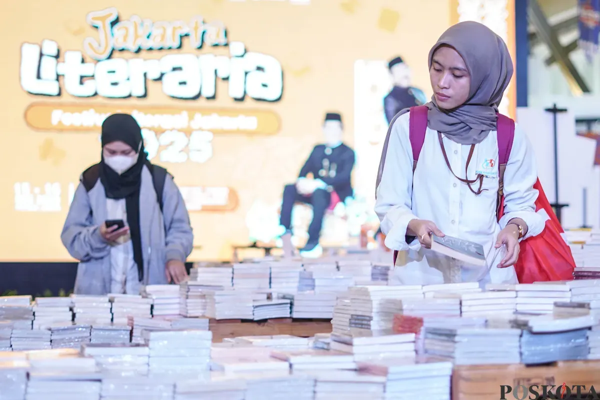 Pengunjung memilih buku yang dipajang dalam Festival Literasi Jakarta 2025 di Pos Bloc, Jakarta, Selasa, 16 Desember 2025 (Sumber: Poskota/Bilal Nugraha Ginanjar)