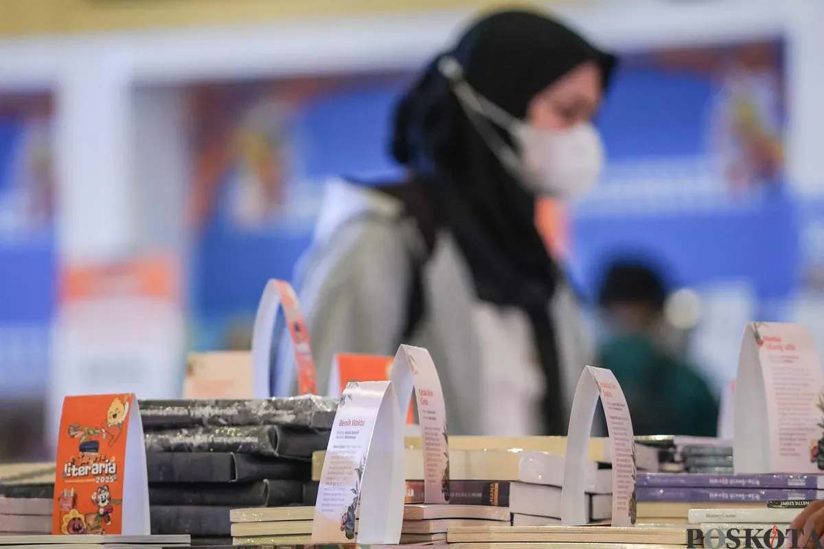 Pengunjung memilih buku yang dipajang dalam Festival Literasi Jakarta 2025 di Pos Bloc, Jakarta, Selasa, 16 Desember 2025 (Sumber: Poskota/Bilal Nugraha Ginanjar)