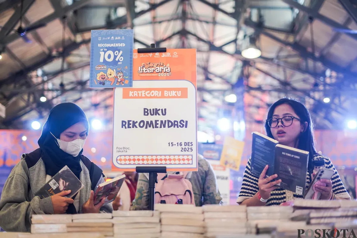 Pengunjung memilih buku yang dipajang dalam Festival Literasi Jakarta 2025 di Pos Bloc, Jakarta, Selasa, 16 Desember 2025 (Sumber: Poskota/Bilal Nugraha Ginanjar)