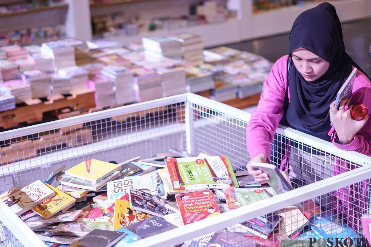 Pengunjung memilih buku yang dipajang dalam Festival Literasi Jakarta 2025 di Pos Bloc, Jakarta, Selasa, 16 Desember 2025 (Sumber: Poskota/Bilal Nugraha Ginanjar)