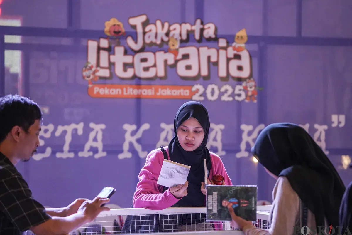 Pengunjung memilih buku yang dipajang dalam Festival Literasi Jakarta 2025 di Pos Bloc, Jakarta, Selasa, 16 Desember 2025 (Sumber: Poskota/Bilal Nugraha Ginanjar)