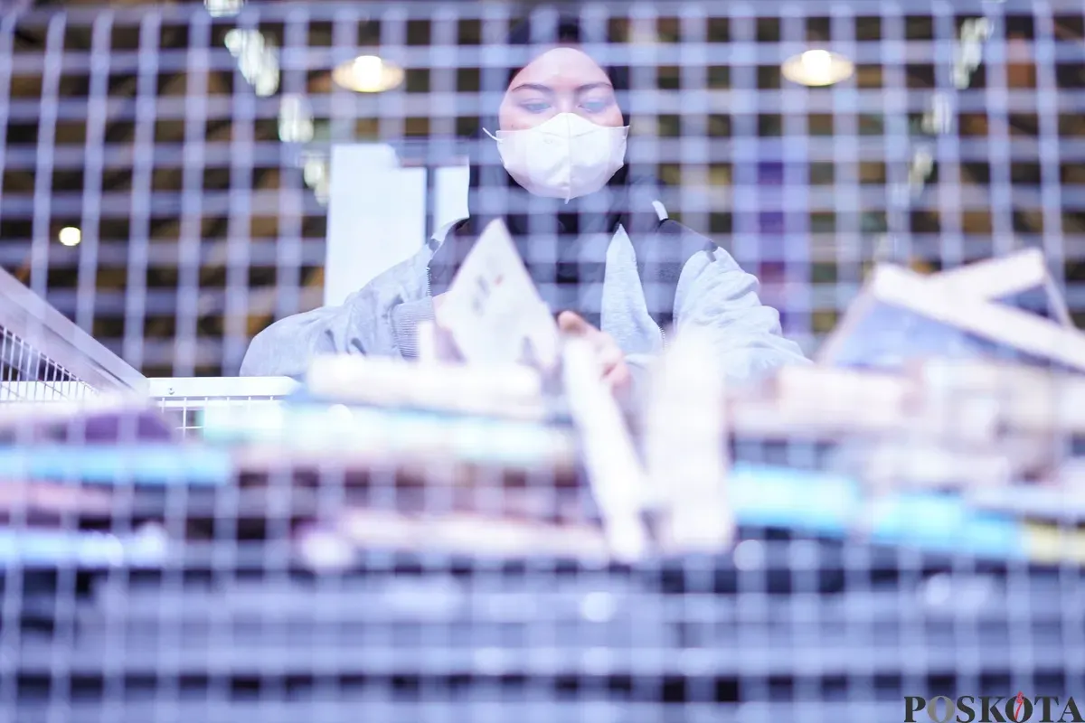 Pengunjung memilih buku yang dipajang dalam Festival Literasi Jakarta 2025 di Pos Bloc, Jakarta, Selasa, 16 Desember 2025 (Sumber: Poskota/Bilal Nugraha Ginanjar)